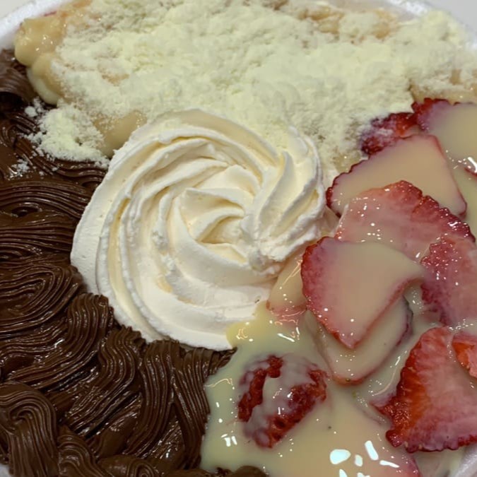 Delicioso açaí na tigela com complementos da sua preferência.