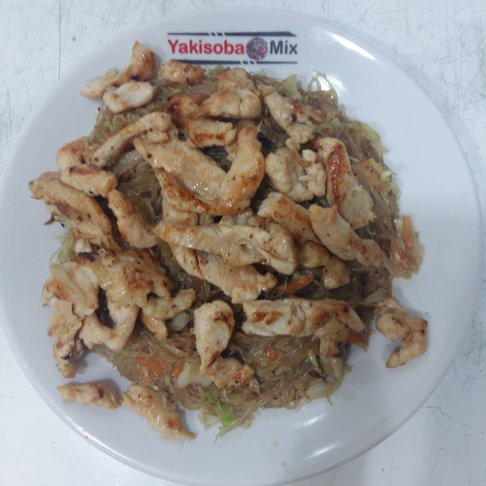 Repolho, cenoura, massa de arroz e frango