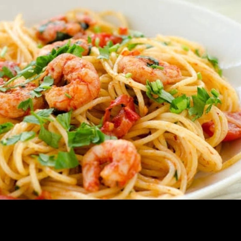 Macarrão com Camarão e cheiro verde e queijo ralado