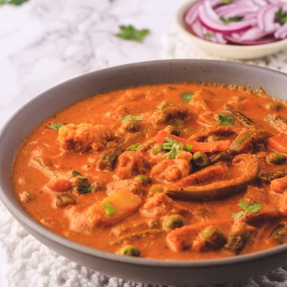 Tradicional mistura de vegetais preparados com temperos da região do kolhapur e especiarias da chef deepali. super apimentado, precisa ter coragem para apreciar este prato.