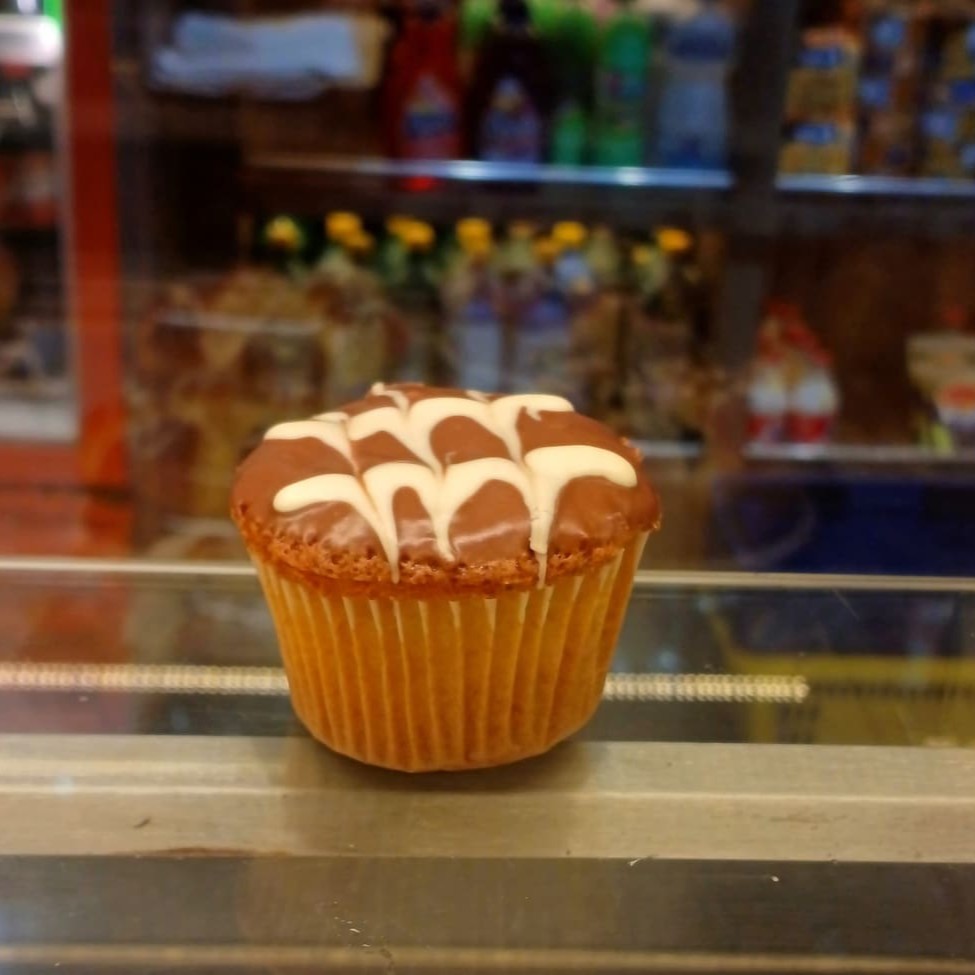 Descubra o prazer de saborear nosso 'Bolinho Inglês de Cenoura com Chocolate'. Um produto de fabricação própria e artesanal, este bolinho se destaca pela combinação harmônica e irresistível da cenoura suavemente adocicada com o toque indulgente do chocolate. Cada unidade é cuidadosamente preparada para oferecer uma experiência de sabor autêntica e memorável. Ideal para um lanche da tarde ou para acompanhar sua bebida favorita. Experimente essa delícia e se encante com a nossa categoria 'Bolos de Produção Própria e Industrial'.