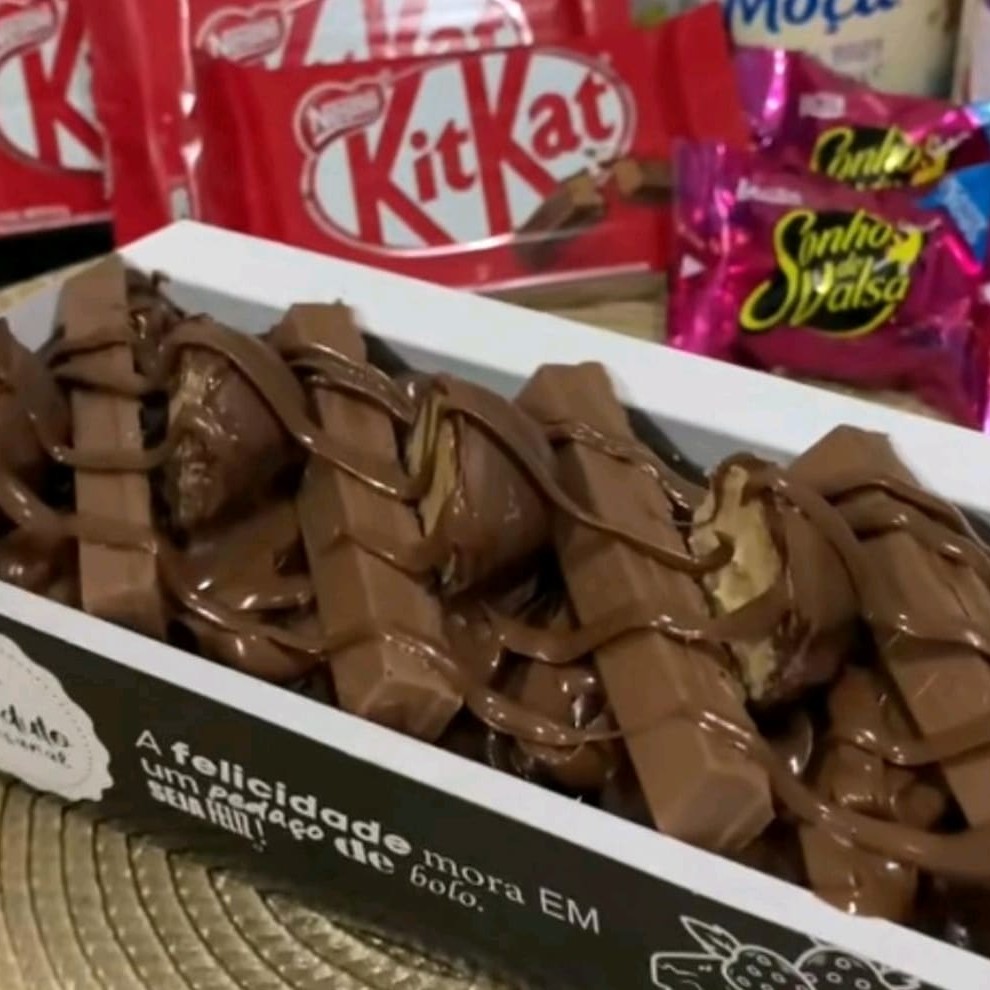 Bolo de chocolate com brigadeiro e Nutella e de enfeite kit ket e Sonho de Valsa