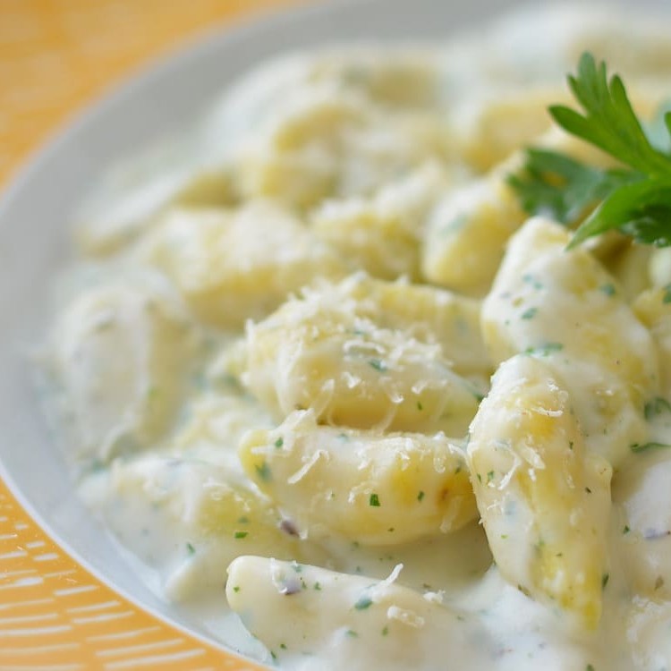 Descubra o sabor autêntico da cozinha italiana com o nosso Gnocchi (Nhoque) ao Molho Bechamel, um prato clássico e refinado. Cada porção de 400g é generosamente coberta com um molho branco especialmente preparado, que combina a suavidade do parmesão derretido com a fragrância única das ervas italianas selecionadas. Este prato é uma verdadeira sinfonia de sabores, que promete uma experiência gastronômica inesquecível. Disponível também em porções de 500g e 800g, para satisfazer todos os apetites.
