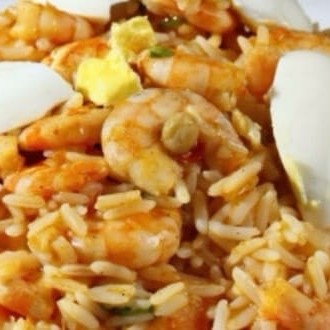 Delicioso risoto de camarão da cheff luza com ovos cozido  e queijo