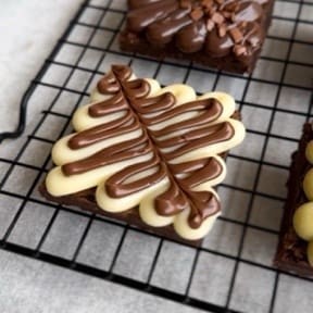 Brownie bem chocolatudo com cobertura de brigadeiro branco e riscos de pura Nutella :) A Cake Shot não altera e/ou adiciona ingredientes aos produtos já formulados. Escrevemos bilhetes Apenas na compra do mesmo que está disponível no começo do cardápio. - 160g Brownie de chocolate - Brownie com Nutella - Brownie fudge - Brigadeiro branco - Frete grátis