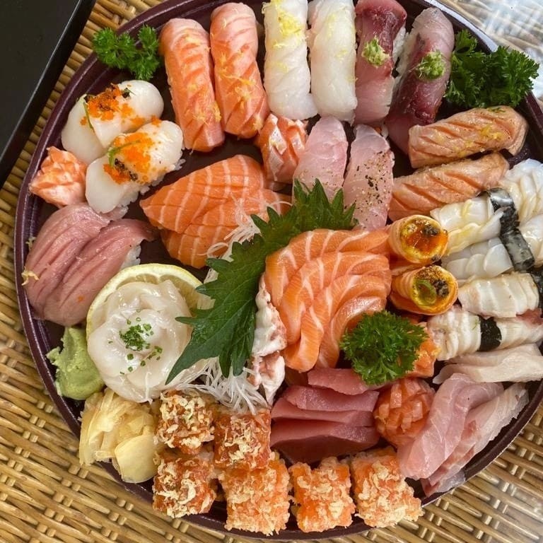 Entrada + 25 peças, sobremesa.  Sashimi salmão 5 - Sushi salmão 3 - Sushi skin 1 - Sushi camarão 1 - Joy simples 2 - Skin Uramaki 4 - Filadélfia 4 - Hot 5 -  - Mini sunomono kani 1 - Harumaki camarão 1 - Harumaki chocolate 1