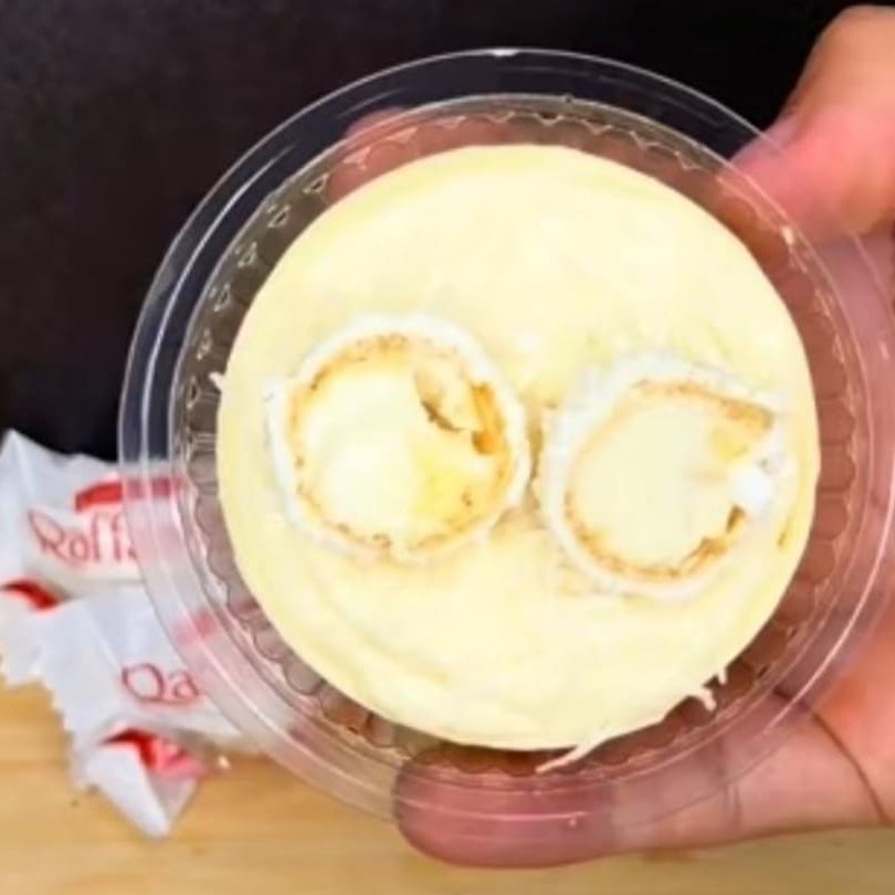 Casquinha de chocolate branco, mousse de leite Ninho e cocô e recheio cremoso de coco e bombom raffaello