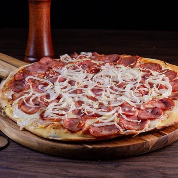 Número 1 de toda mesa! Calabresa douradinha, cebola fininha, muçarela derretendo e orégano por cima. É a redonda que não precisa de apresentação — só de um bom apetite.