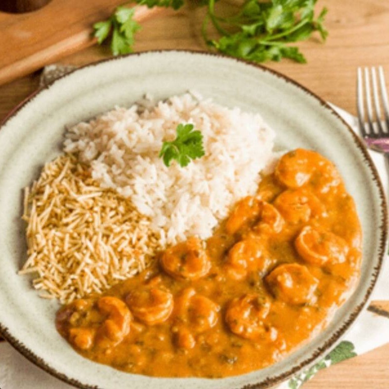 Delicioso Camarão  salteado  no azeite com um Molho de Moqueca inesquecível   Com arroz Branquinho  , salada verde e um complemento  a sua escolha    Pra uma experiência incrível  Vai tudo separado   Arroz ,camarão  com Molho de moqueca  ,complemento  + salada verde