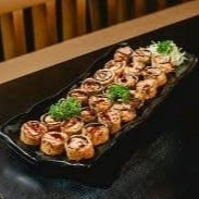 Hot skin é um enrolado de pele de salmão frito com arroz japonês empanado e frio crocante