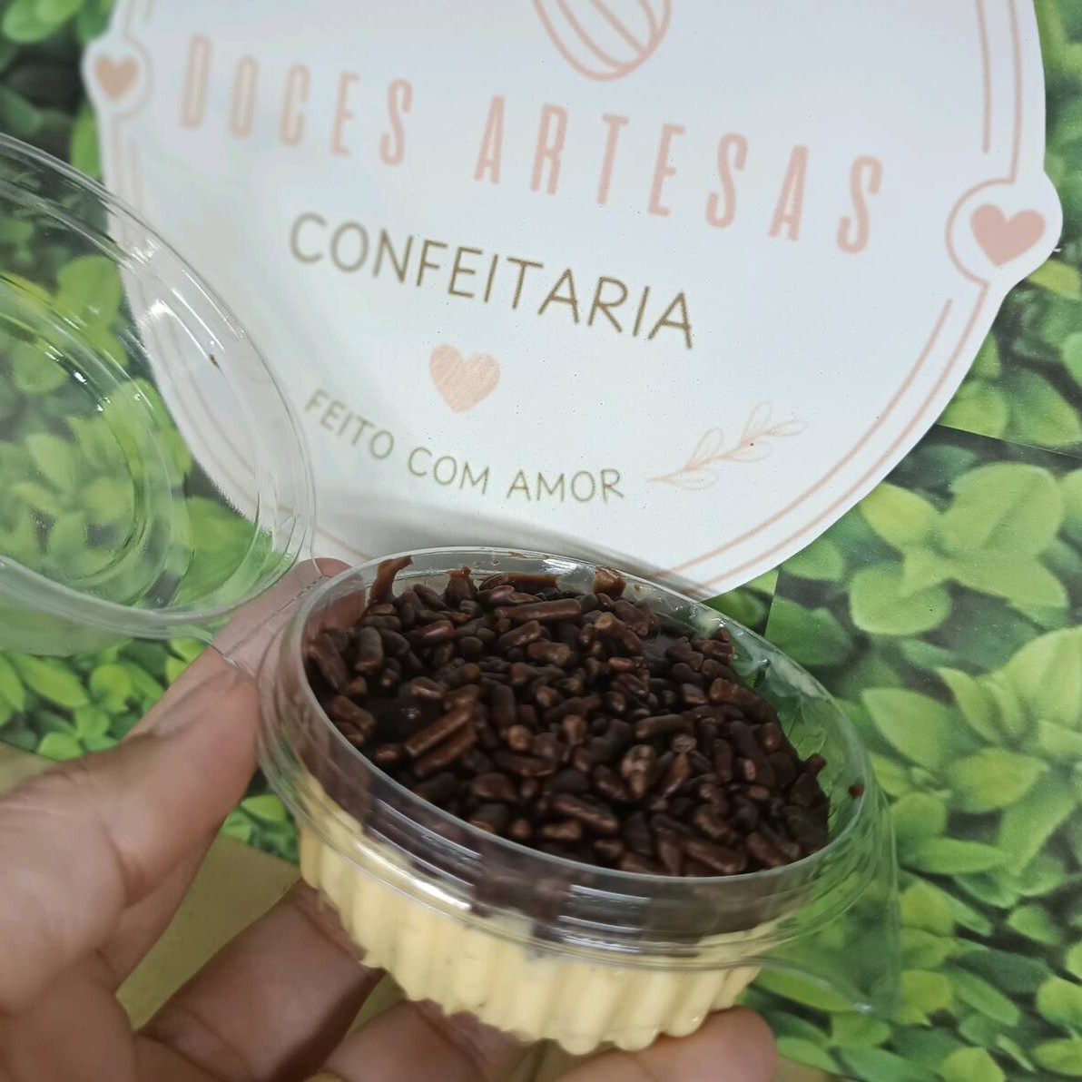 Mousse de Maracujá com Ganache  Cremoso mousse de maracujá, coberto com uma camada irresistível de ganache de chocolate e finalizado com granulados que dão aquele crocante especial. Uma sobremesa deliciosa, refrescante e cheia de sabor!