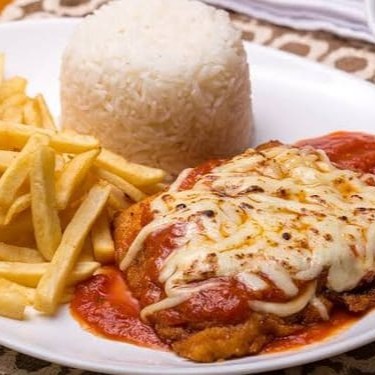 Filé de frango empanado com uma casquinha crocante, coberto com nosso molho de tomate caseiro e queijo derretido no ponto certo. Acompanha arroz branco soltinho e batatas fritas douradas. Uma refeição completa, saborosa e irresistível!