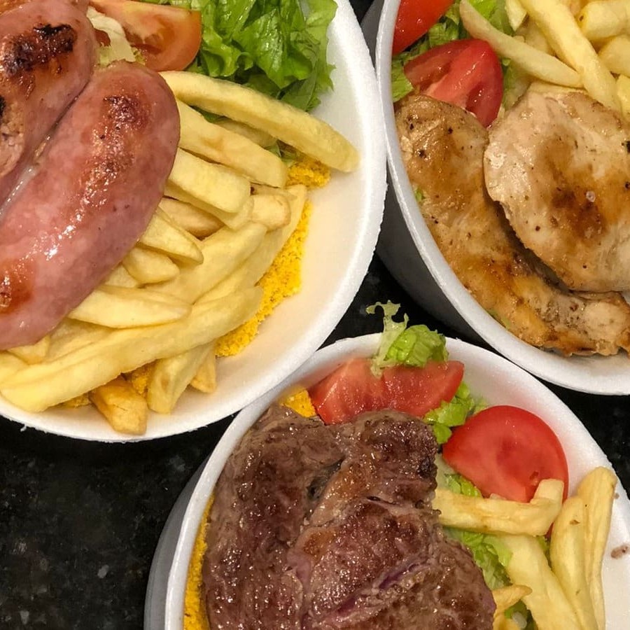 Acompanha em cada (Arroz feijao farofa fritas e salada verde )Carnes e guarniço~es nao podem ser trocadas. (obs quentinhas pequenas) aprox 500 a 600 gr