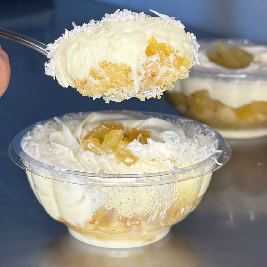 Essa combinação dispensa comentários! Cremoso de coco, massa de bolo branco, mouss de Ninho, pedaços de abacaxi no creme belga branco, finalizado com chantinho e coco em flocos, perfeito né ?!