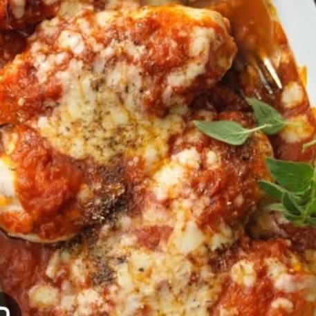 Delicie-se com o nosso 'Frango à Pizzaiolo', um prato da categoria 'Pratos Big Especiais'. A estrela do prato, um suculento filé de frango grelhado, é cuidadosamente gratinado com molho de tomate caseiro, coberto por uma camada generosa de mussarela derretida e salpicado com folhas frescas de manjericão. Este prato é perfeitamente acompanhado por um arroz à grega vibrante e colorido, além de um cremoso e aveludado purê de batata. Uma experiência gastronômica que consegue ser ao mesmo tempo robusta e sofisticada.