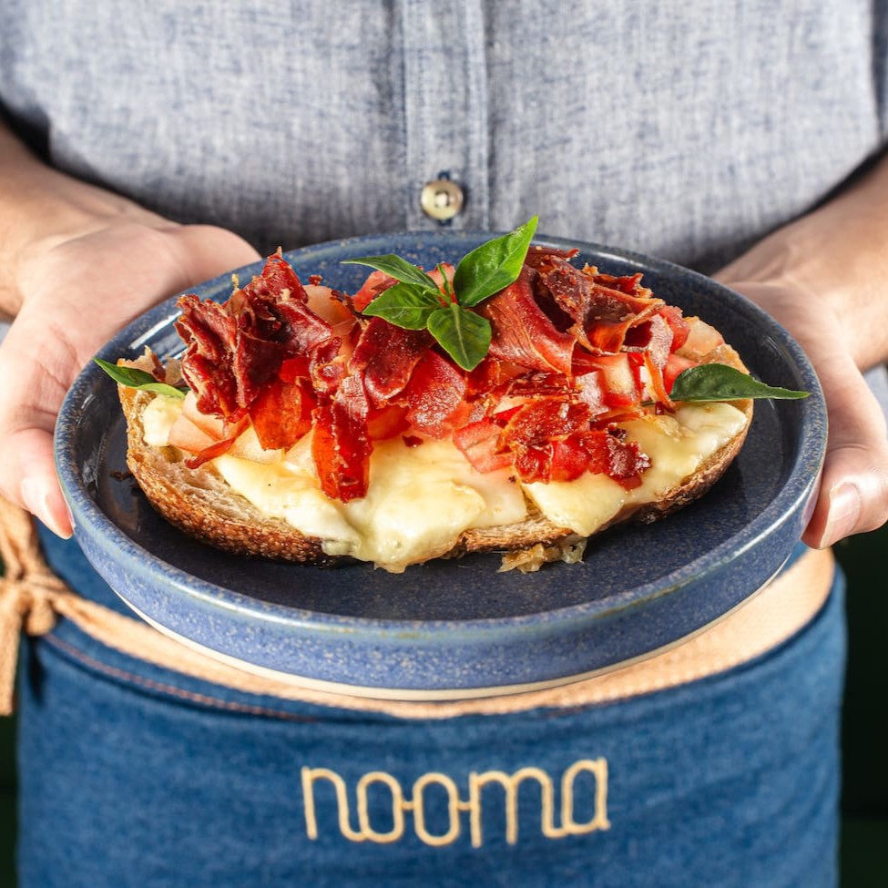 Pão Sourdough, queijo brie, crocante de parma e finalização com tomates picados e manjericão.