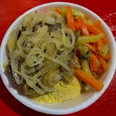 Acompanha: arroz, feijão, farofa e legumes.