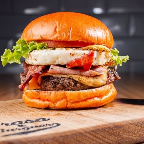 O Verdadeiro X-tudo artesanal, um lanche para matar sua fome e ainda matar a saudade de um podrão, não sendo um podrão, se liga:  Pão de brioche Carne 160g  Ovo Presunto Mussarela Bacon Calabresa Alface Tomate Maionese verde