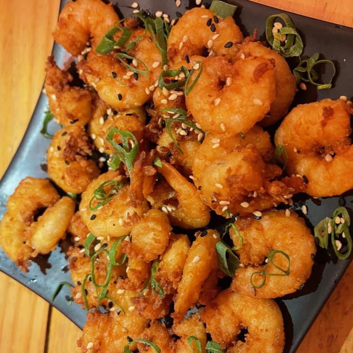 Camarões temperados e empanados.