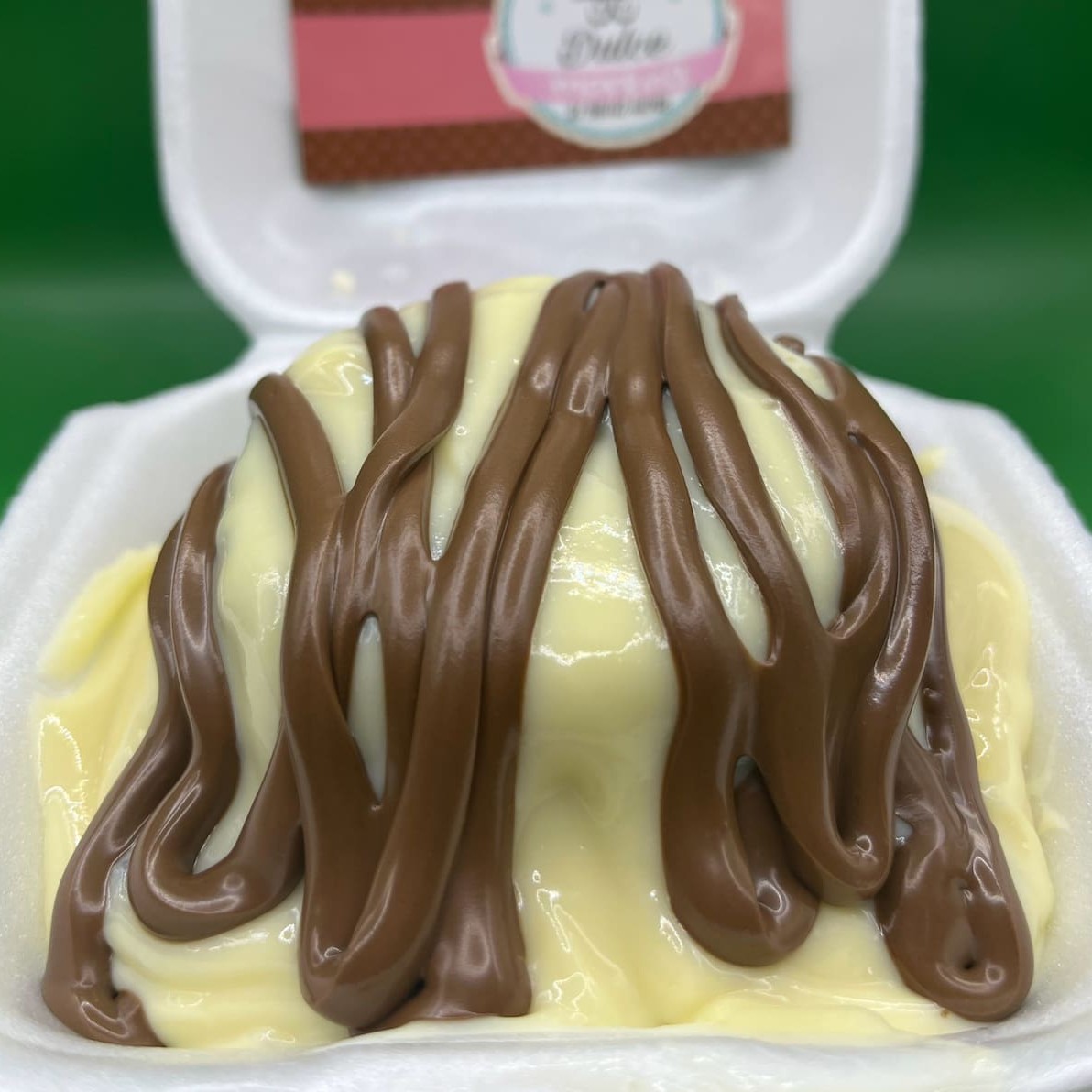 Uma deliciosa massa amanteigada de 50%cacau   Com delicioso brigadeiro de leite Ninho e finalizado com Nutella