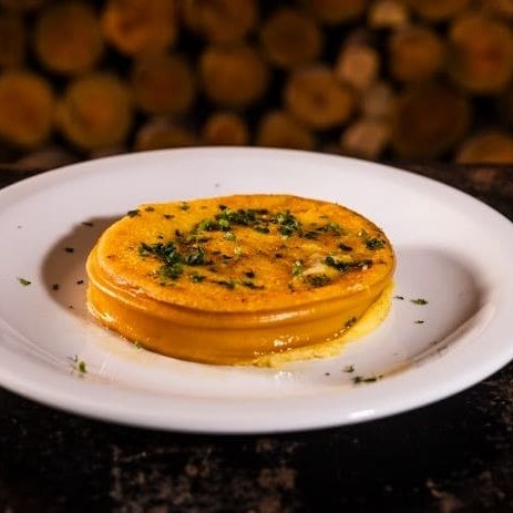 Fatia de provolone grelhado, molho chimichurri. Acompanha um pão de alho