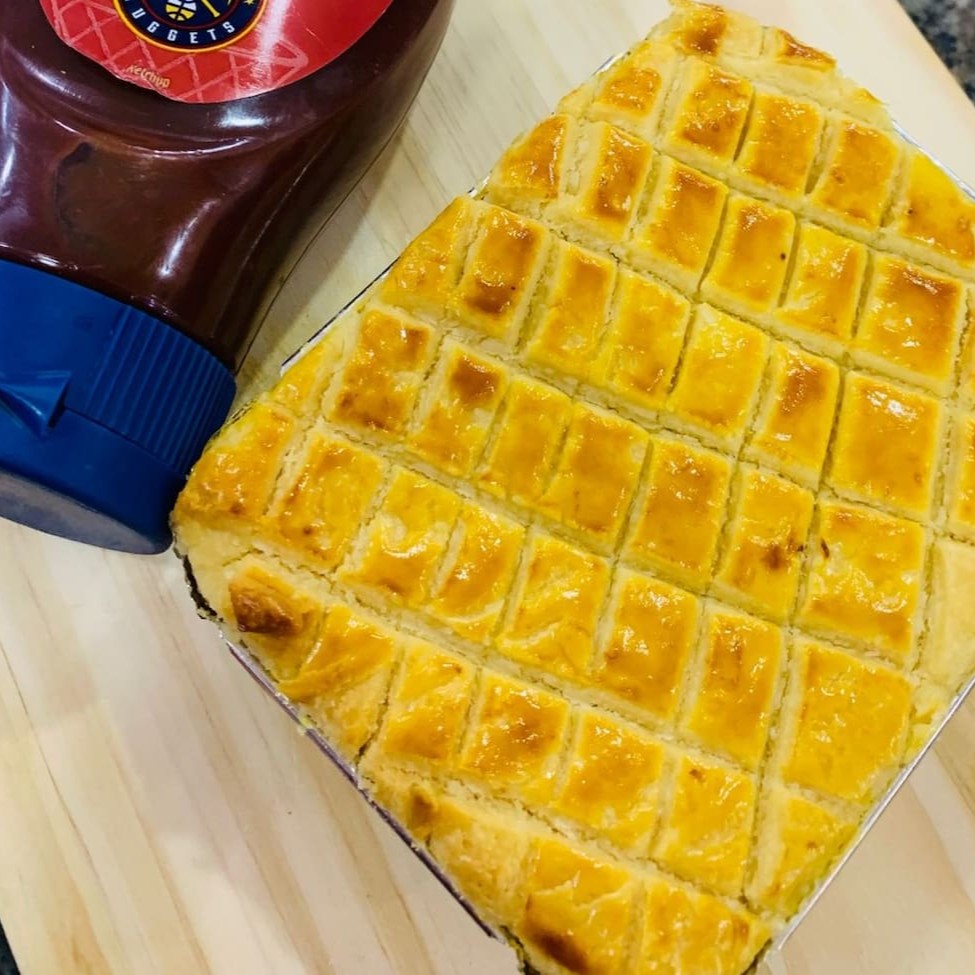 Empadão de frango cremoso, com recheio generoso e massa crocante, ideal para uma refeição completa.