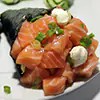 Temaki de arroz, salmão, cream cheese e cebolinha.

Clássico, irresistível e sempre uma escolha certeira! Nosso temaki de salmão é preparado com fatias generosas de salmão fresco, enrolado em arroz temperado e alga crocante, garantindo equilíbrio entre suavidade e textura. Uma explosão de sabor em cada mordida!