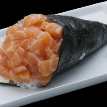 Koni de alga com arroz e cubos salmão .