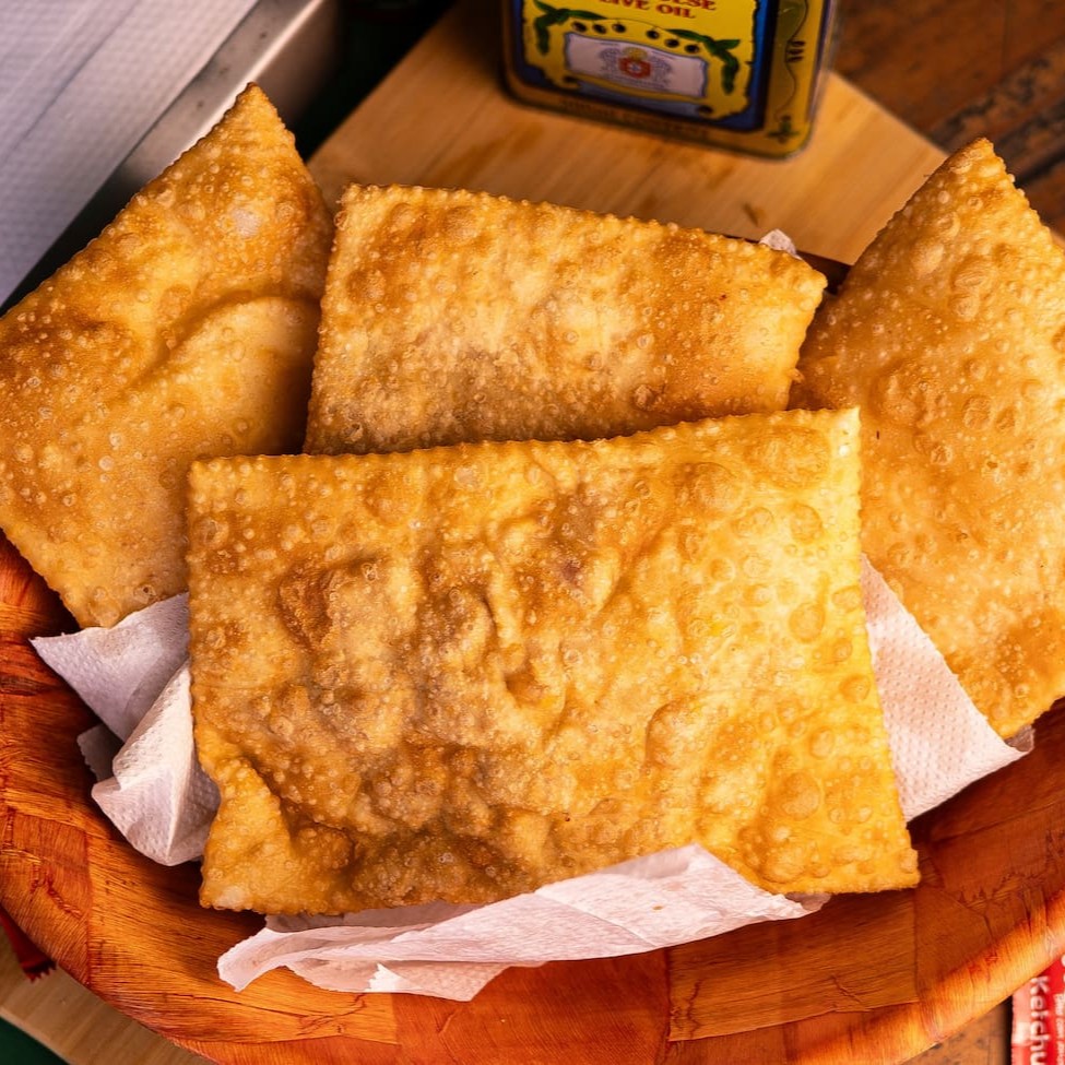 O dono Enlouqueceu! Leve agora 04 pasteis sabor Calabresa aproximadamente 20cm e só pague 02.  Aproveite agora e não perca esta oportunidade!!