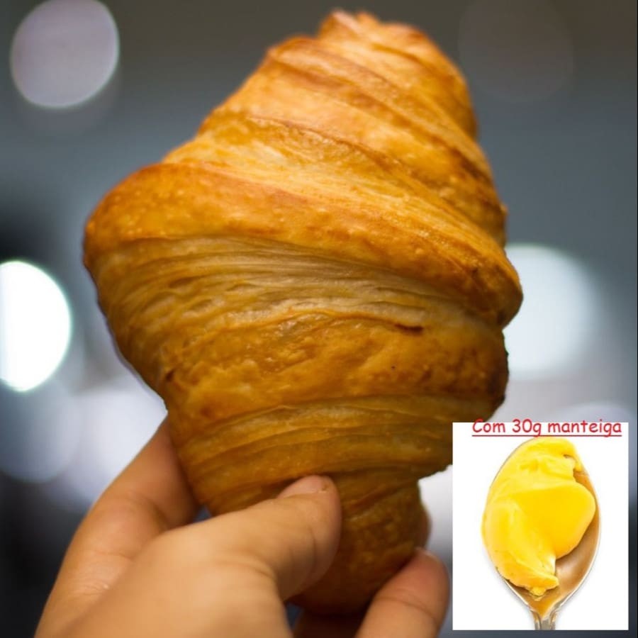 Croissant Simples (aprox 85g), acompanha 30g de manteiga. *Ingredientes: farinha de trigo orgânica, óleo de coco, óleo de girassol, gordura de palma, manteiga de cacau, água, lecitina de soja, sal, ácido lático, lievito madre (fermento natural), açúcar demerara orgânico e fermento biológico seco. #Contém: soja e trigo/glúten.