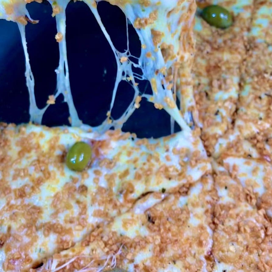 Para os fãs de alho essa é a pedida certa! Deliciosa massa fina, molho de tomate, mais Muçarela, coberto com alho frito, orégano e azeitona.