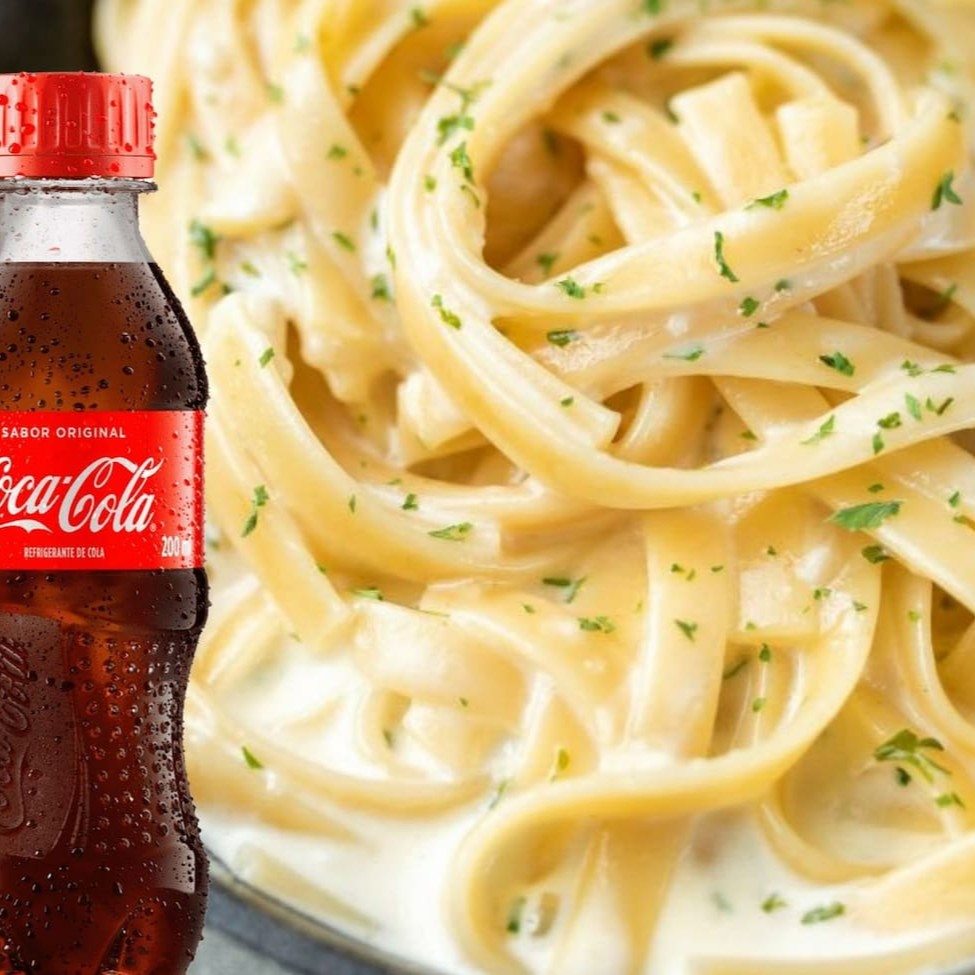 Nossa cozinha prepara as massas saborosas, leves e suculentas, com nossos molhos caseiros. Fettuccine com molho de sua escolha + refrigerante Coca-Cola 200ml grátis!   Ingredientes de alta qualidade, trazendo muito sabor para sua refeição, seja almoço ou jantar.  Prove a melhor massa da sua vida!  Imagem ilustrativa.