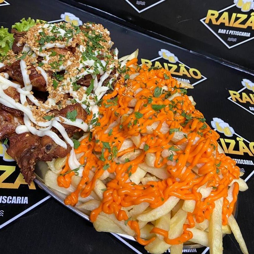 Frango a passarinho com alho torrado e batata frita coberta por nosso cheddar cremoso e Catupiry Original.