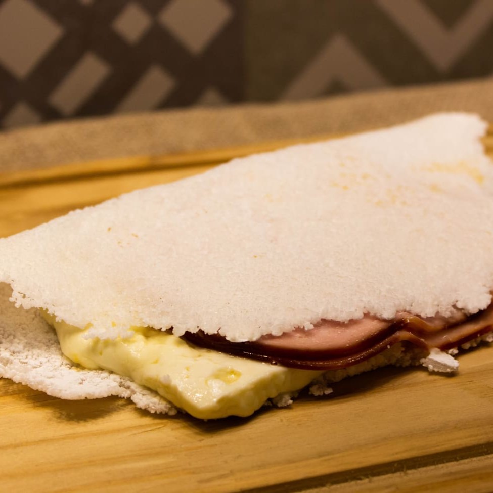 Delicie-se com nossa Tapioca, uma opção leve e saborosa que combina tradição e praticidade! Feita com goma de tapioca de alta qualidade, ela é preparada na hora e pode ser recheada com uma variedade de opções