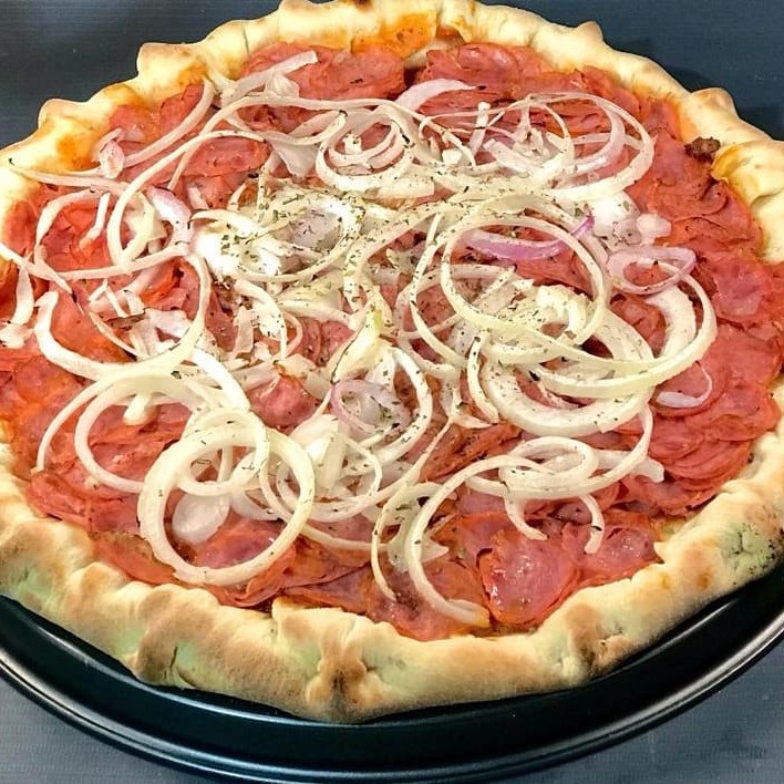 Uma versão mais recheada da Original calabresa, uma das mais tradicionais pizzas do gosto do brasileiro. Massa fina com molho de tomate, mais calabresa fatiada Aurora (a melhor diga-se de passagem), coberta com cebola fatiada, orégano e azeitonas.  Obs: Sem mussarela