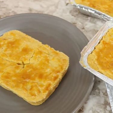 Empadão tamanho 9x12 nos sabores frango e camarão.