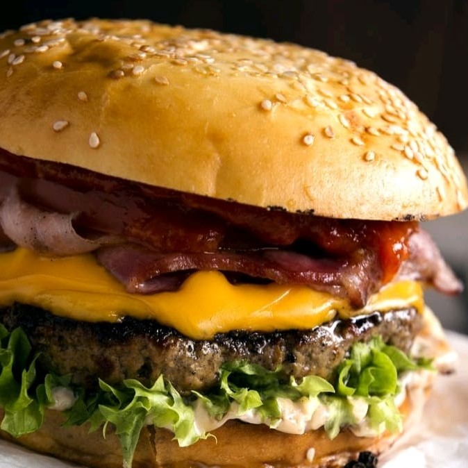 1 hambúrguer de picanha, cheddar, bacon, salada e molho especial
