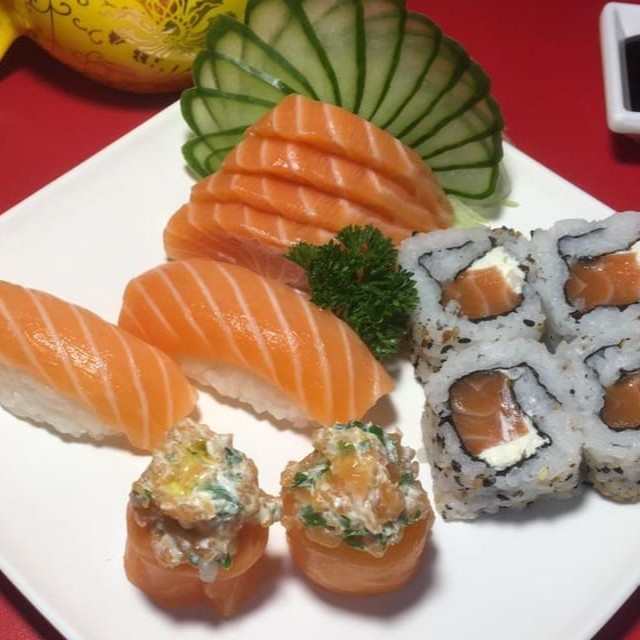 4 Sashimi De Atum + 2 Sushi De Atum +  4 Uramaki De Salmão + 2 Joy De Salmão