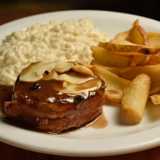 Medalhão de filé mignon envolvido por bacon, molho Cabernet e cogumelos. Acompanha batata homemade e arroz cremoso.