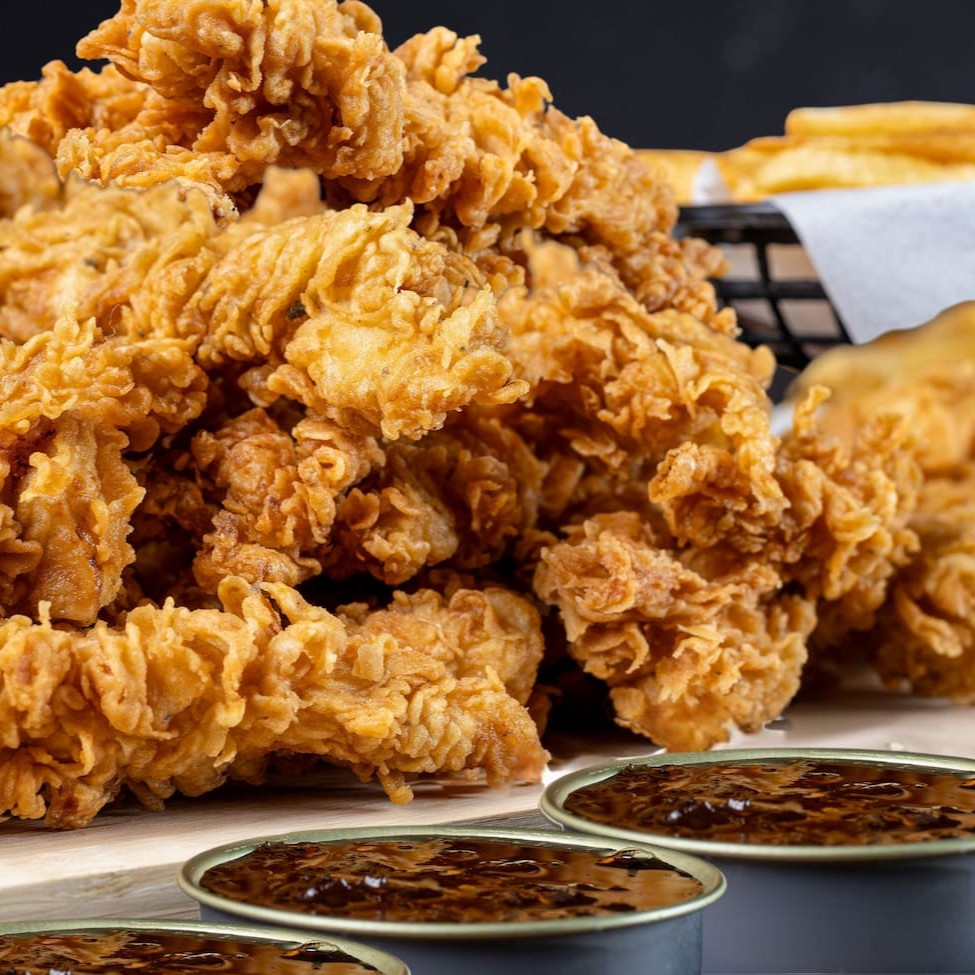 24 filezinhos crispy, crocantes por fora, macios por dentro, e uma porção G de batata, fininha, sequinha e natural, sem conservantes. Vem com 4 potes de molho Grátis. Um combo gigante pra quem quer matar a fome com tudo.