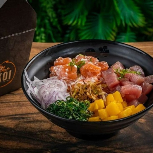 Arroz temperado, manga, atum, salmão com cream cheese, cebolinha, cebola roxa, crispy de couve e crispy de alho poro!  200 Gr de arroz 60 Gr de salmão  60 Gr de atum 40 de manga  20 cebola roxa 10 poró  10 couve  ----------tags------------- Sushi/japa/culinária japonesa/sushi em casa / promoções/makimonos/Philadelphia/filadélfia/hot filadélfia/ hot Philadelphia/sunomono/entre grátis/combinados/Car