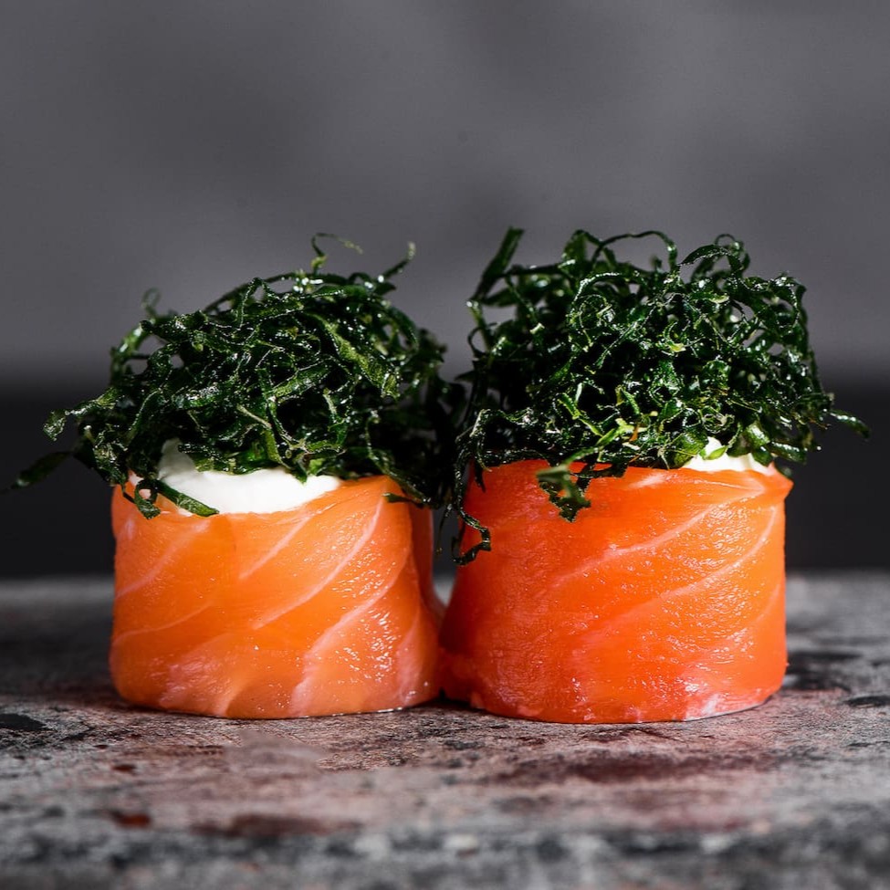 Lâmina de salmão recheado com cream cheese, finalizado com crispy de couve.