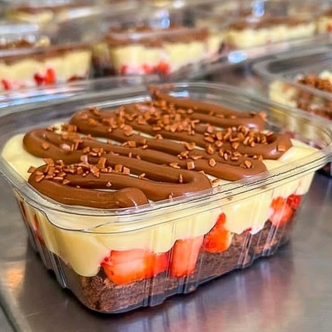 Essa vai para os apaixonados por brownie Nosso escondidinho é composto por uma camada do nosso delicioso Brownie molhadinho, morangos picados, uma camada do nosso recheio cremoso de Ninho, finalizado com Nutella. Vem na Marmintinha 250ml