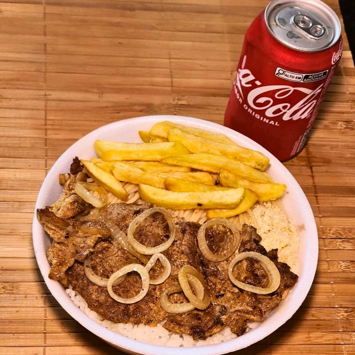 Bife de 100gr contra filé com  batata frita crocante, com uma Coca cola gelada. Acompanha arroz branco Premium, Feijão preto, Macarrão espaguete al dente e Farofa crocante.  Serve bem 1 pessoa!