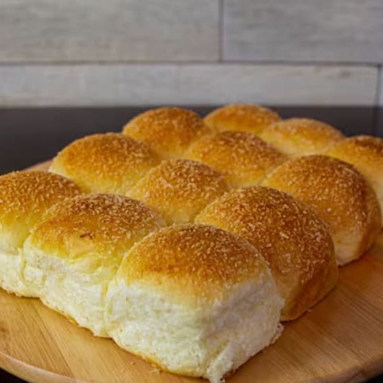 Pacote com 12 unidades de um pão fofinho e saboroso. Sabores: Tradicional / Parmesão / Fubá / Coco