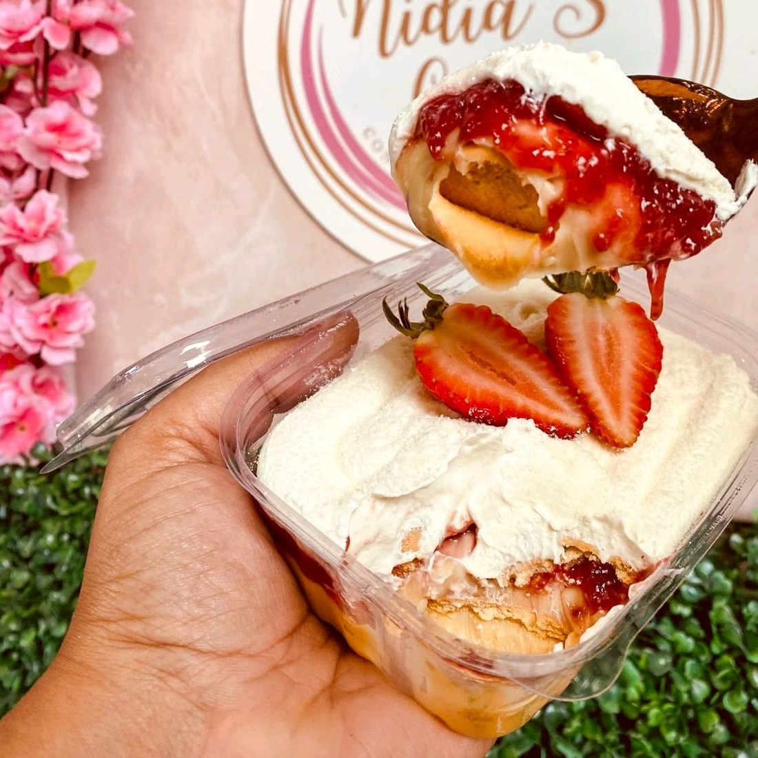 Descubra o nosso Pavê de Ninho com Morango novidade da semana! Delicia irresistível, biscoito de maisena mergulhado com creme de chocolate branco, rico e sedoso. Para tornar a experiência ainda mais indulgente, adicionamos uma generosa porção de geleia artesanal de Morango, com mousse  de leite Ninho e para finalizar leite em pó. Temos a certeza de que esta é a sobremesa no pote que você estava esperando!   ----------------tags------------------- desconto , promoção , cupom , oferta , frete grátis , Doces , bolos , brigadeiro , bolo de pote , chocolate , morango , Nutella , copo da felicidade , brownie , confeitaria , doceria , caseiro , vulcão ,pudim , doce de leite  , Oreo , ferrero Rocher , bolo , Ninho , gourmet , Ouro Branco , empadao , quiche , caseirinho , frango cremoso , delícia de abacaxi , frango com Catupiry, torta Cookie, cookie, camarão , chocolatudo, bolo caseiro olho de sogra , pavê Ninho com Nutella , abacaxi com coco, Ninho com morango, geleia de morango, pavê .