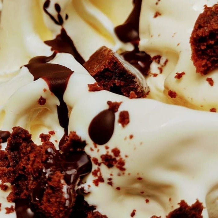 Sorvete artesanal de creme com pedaços de brownie e mescla do mais puro chocolate meio amargo. Irresistível !