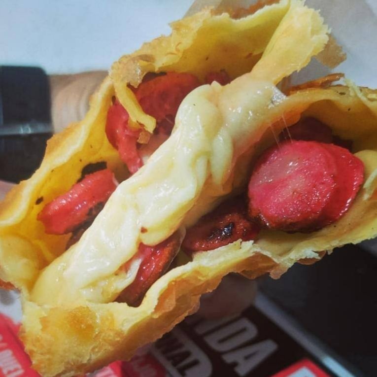 Linguiçinha fina de qualidade com queijo mussarela que derretido