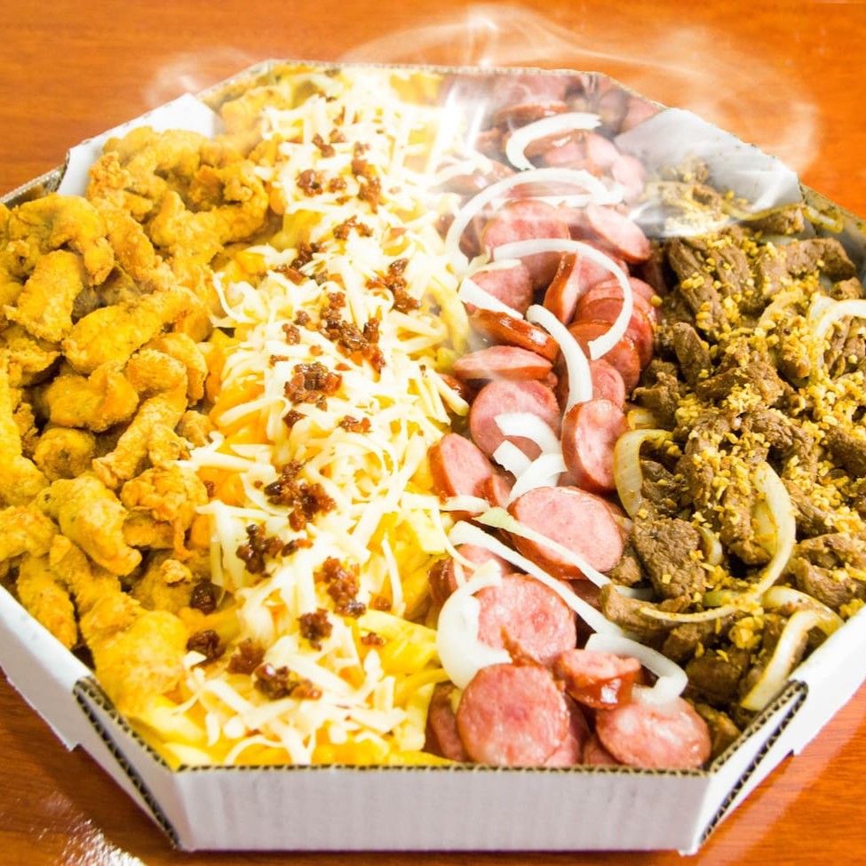 Frango empanado temperado com ervas, suculento contra filé acebolado na manteiga e calabresa apimentada, acompanhados de batata frita com cheddar, mussarela e bacon. Uma explosão de sabores para até 3 pessoas!