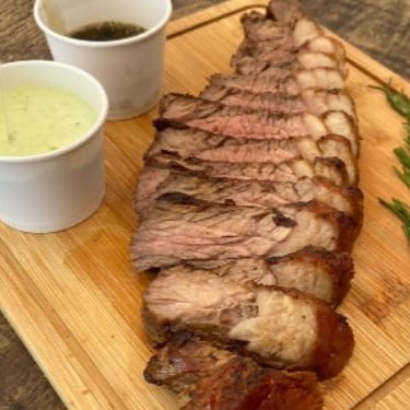 Acompanha farofa, molho vinagrete e linguiça fina.